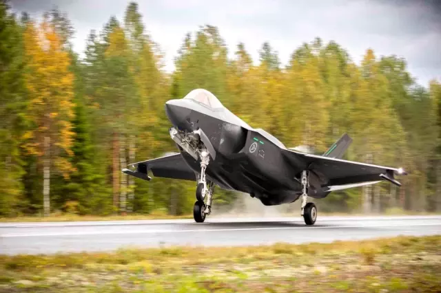Norveç F-35A Savaş Uçakları Finlandiya'da Otoyola İniş Yaptı