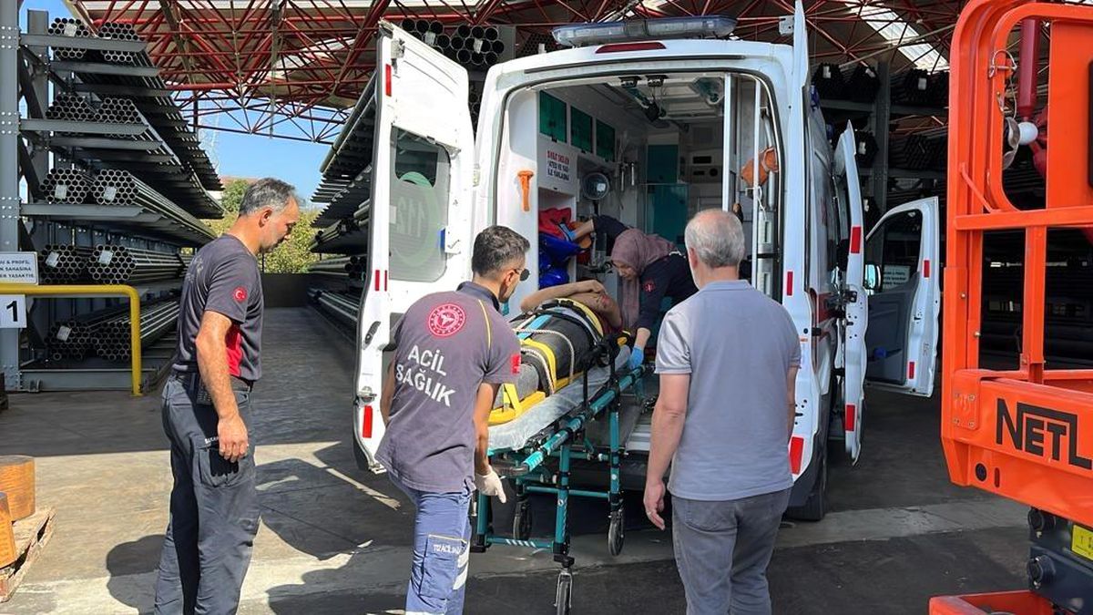 Hendek\'te İşçi Çatıdan Düşerek Yaralandı