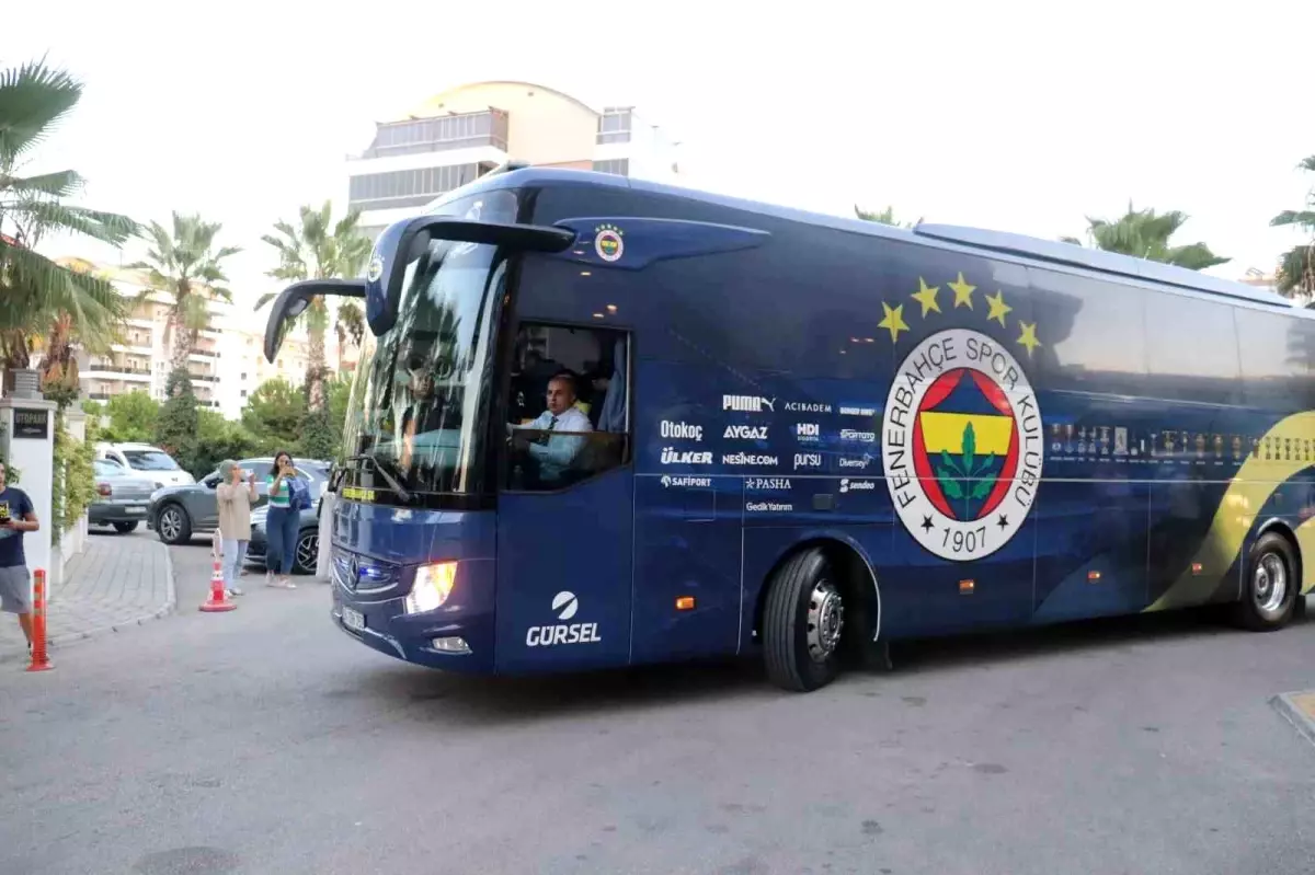 Fenerbahçe, Alanya\'da Meşalelerle Karşılandı