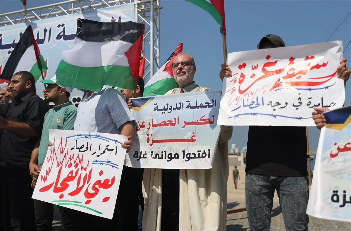 Gazze\'deki Filistinliler İsrail\'in Ablukasını Protesto Etti