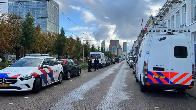 Hollanda'da PEGIDA lideri Kur'an-ı Kerim'i yırttı