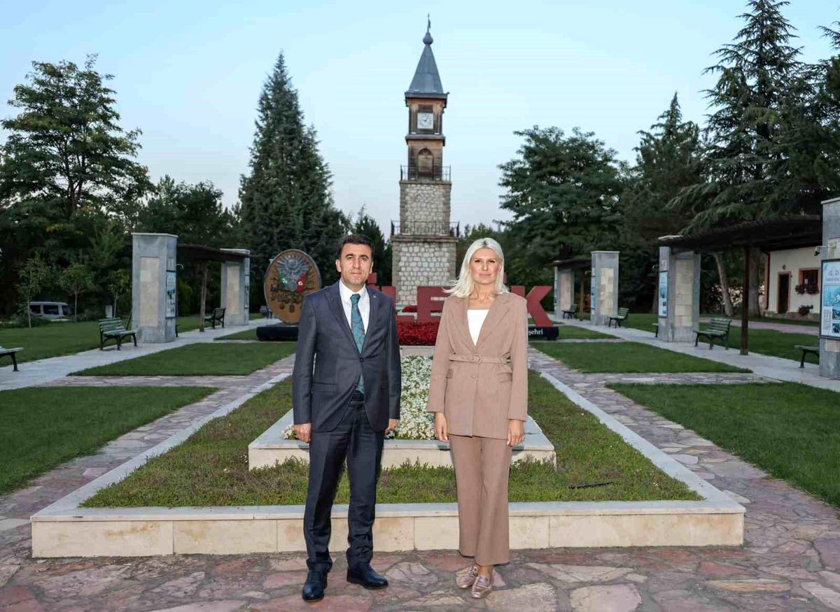 Bilecik Valisi Şefik Aygöl, Belediye Başkanı Melek Mızrak Subaşı\'na iadeyi ziyaret etti