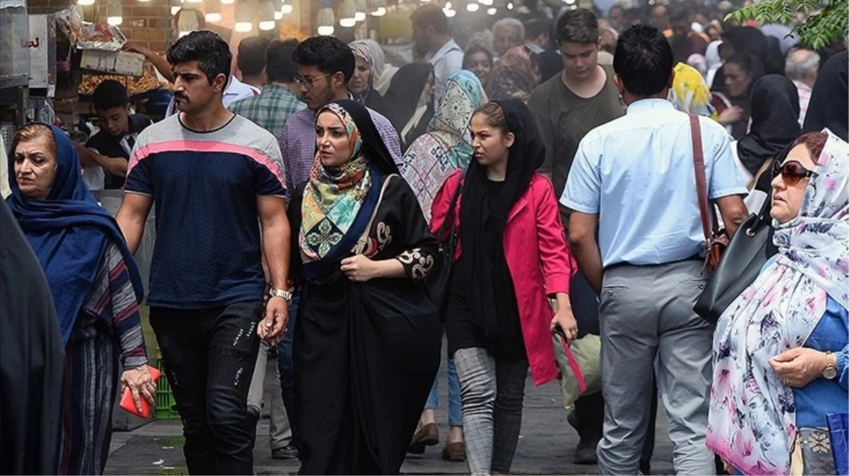 İran\'da başörtüsü ihlali yapan kadınlara 10 yıl hapis cezası getirecek yasa onaylandı