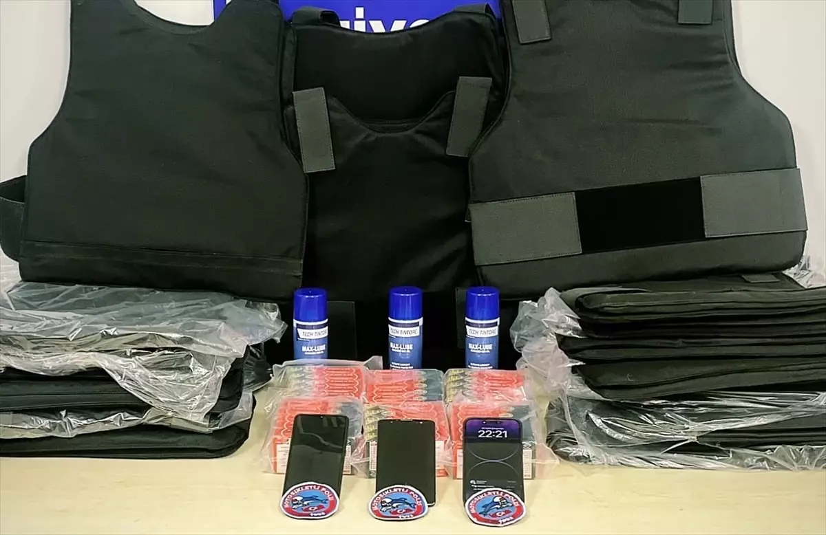 İstanbul\'da polisten kaçan şüpheli tutuklandı: 20 çelik yelek ve 1500 mermi ele geçirildi