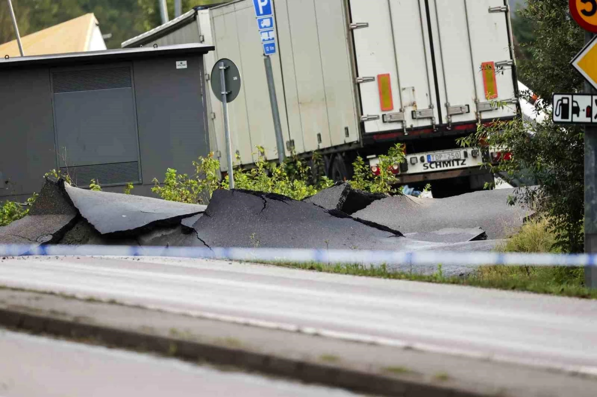 İsveç\'te E6 Otoyolunda Çökme: 3 Kişi Yaralandı