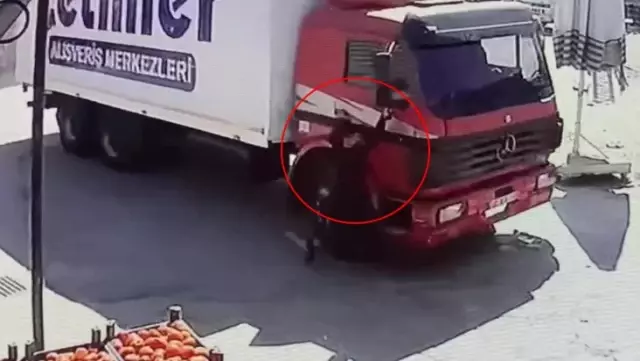 Kapısına tutunup gitmek istediği kamyonun altında kaldı