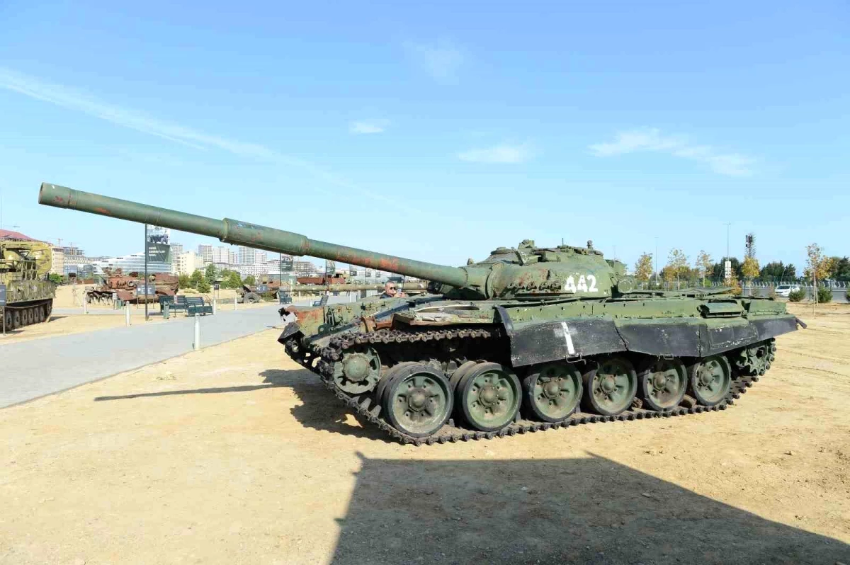 Karabağ\'da Ermeni işgalinin sembolü olan tank Bakü\'ye getirildi
