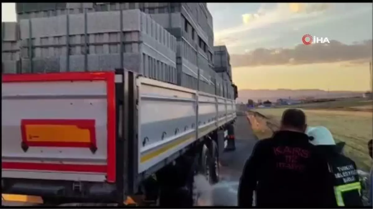 Kars\'ta hareket halindeki tırın lastikleri alev aldı