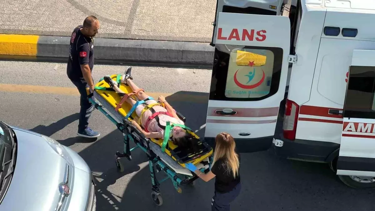 Serdivan\'da Genç Kız Hafif Ticari Araç Çarpması Sonucu Yaralandı