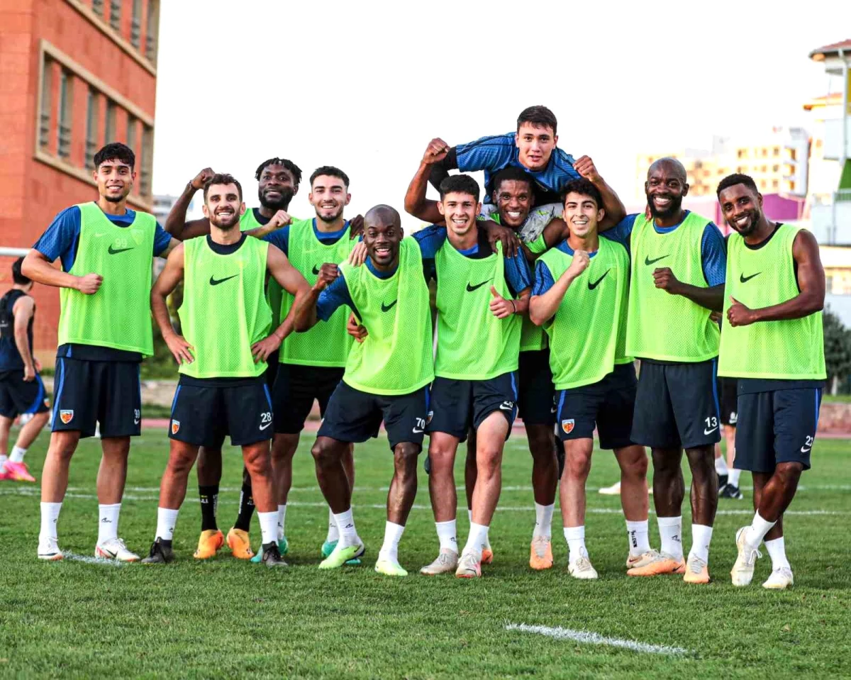 Kayserispor, 30 kişilik futbolcu kadrosunu TFF\'ye bildirdi