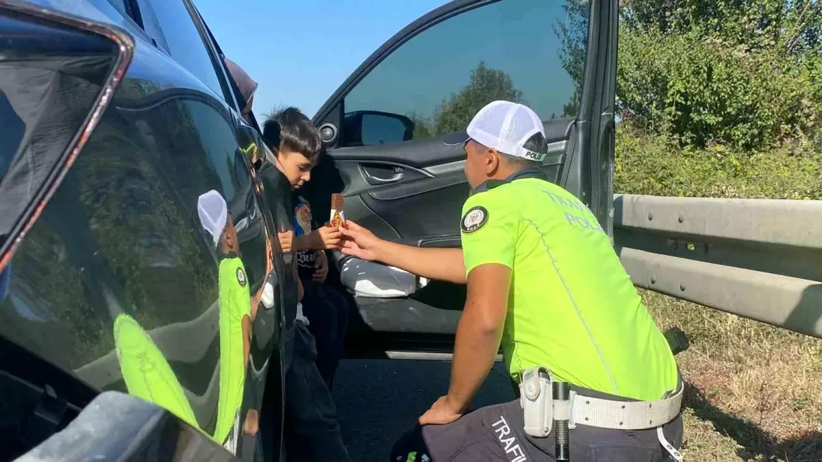 Anadolu Otoyolu\'nda meydana gelen kazada çocuklar çikolata ve su ile sakinleştirildi