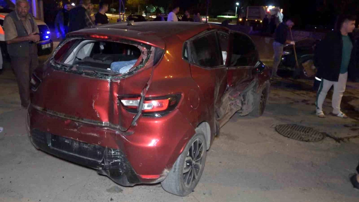 Kırıkkale\'de Kavşak Kazası: 4 Kişi Yaralandı