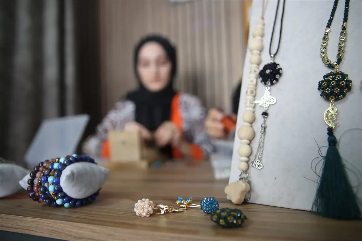 Nevşehirli Anne ve Kızı, Evde Ürettikleri Takıları Yurt İçi ve Dışında Pazarlıyor