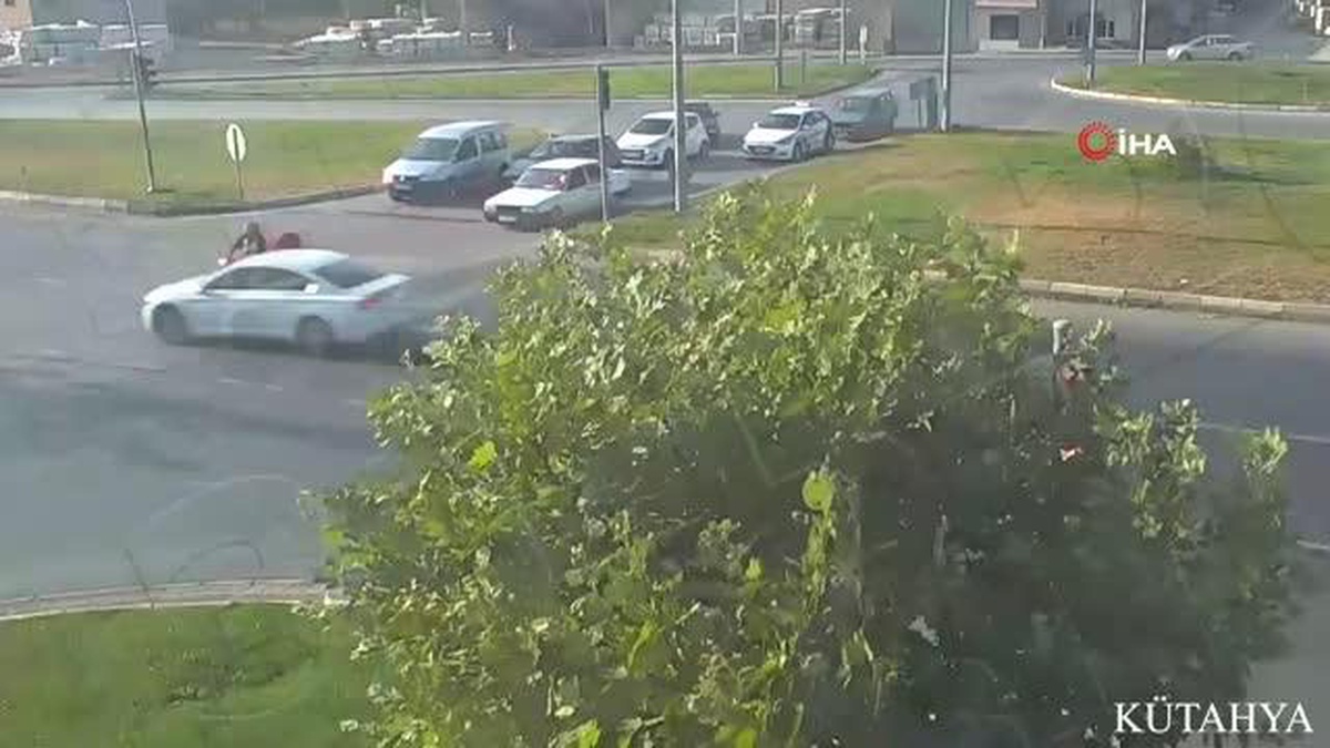 Kütahya\'da otomobilin motosikletli kuryeye çarpma anı kamerada
