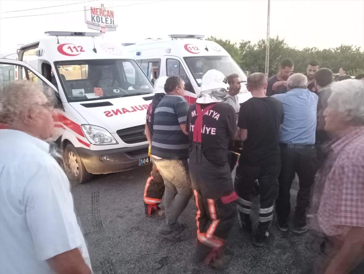 Malatya\'da Otomobil ile Kamyonetin Çarpışması Sonucu 5 Kişi Yaralandı