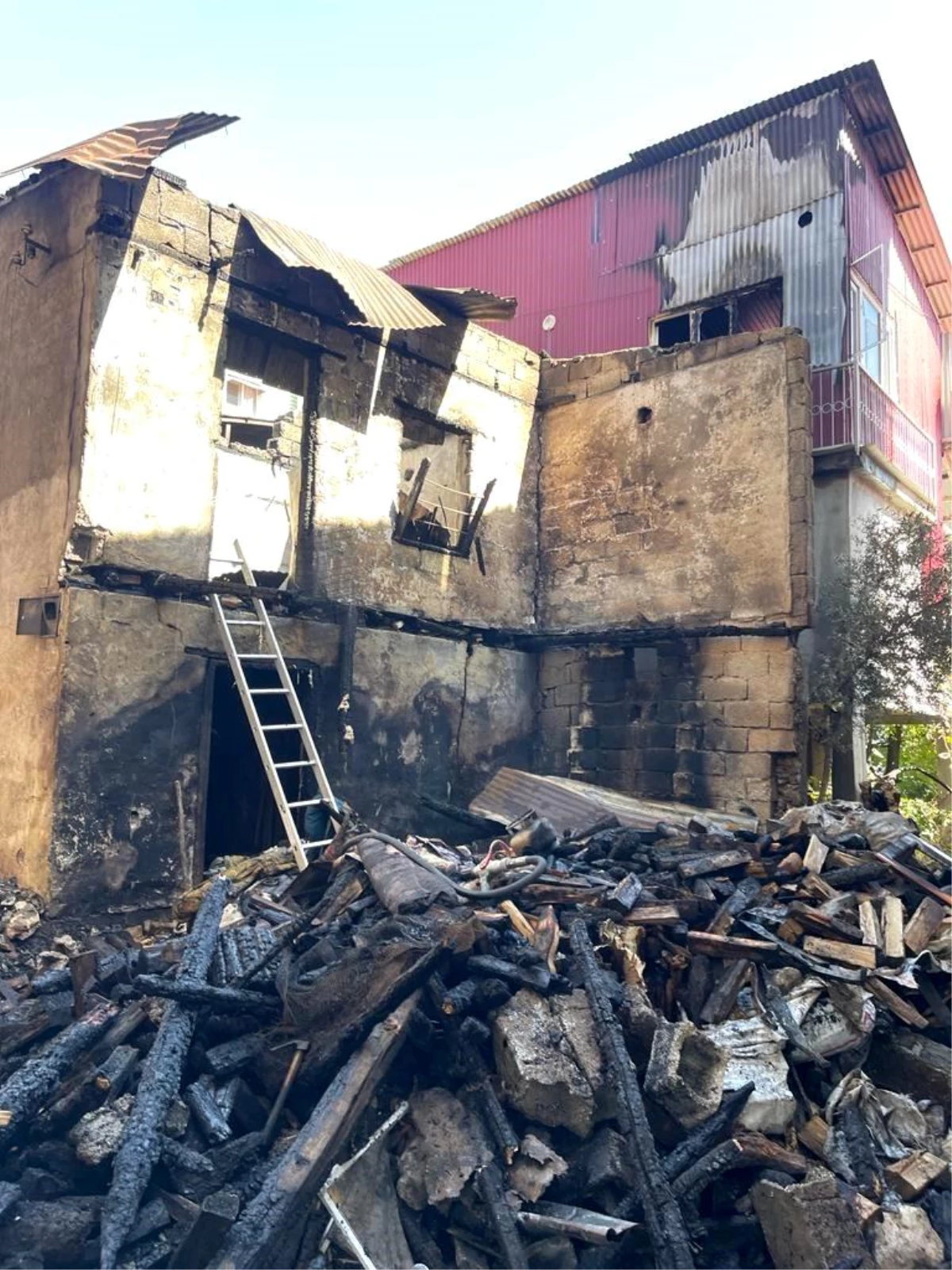 Mersin Çamlıyayla\'da çıkan yangında 6 ev zarar gördü