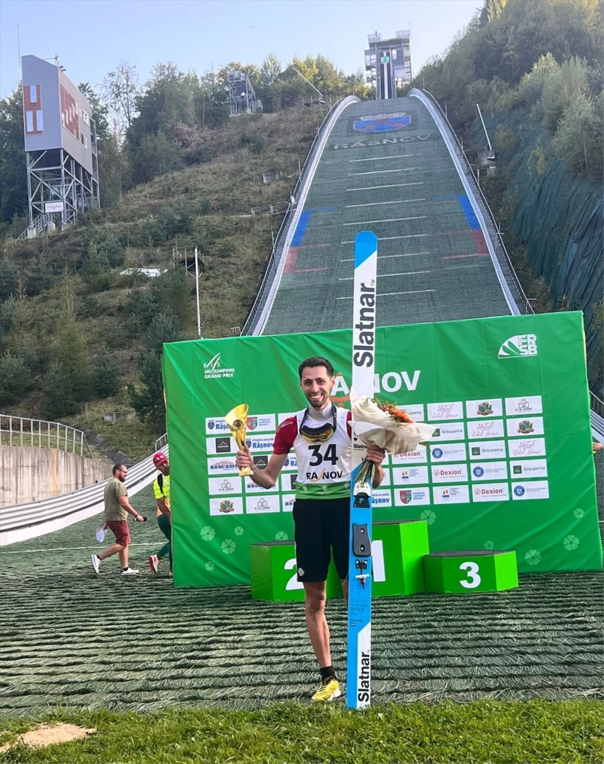 Fatih Arda İpcioğlu, Romanya\'da kayakla atlama yarışında üçüncü oldu