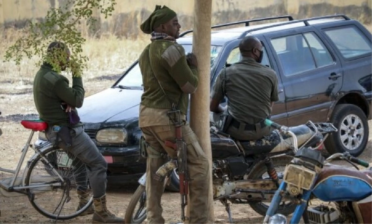 Nijerya\'da okul basan silahlı grup 20 öğrenciyi kaçırdı