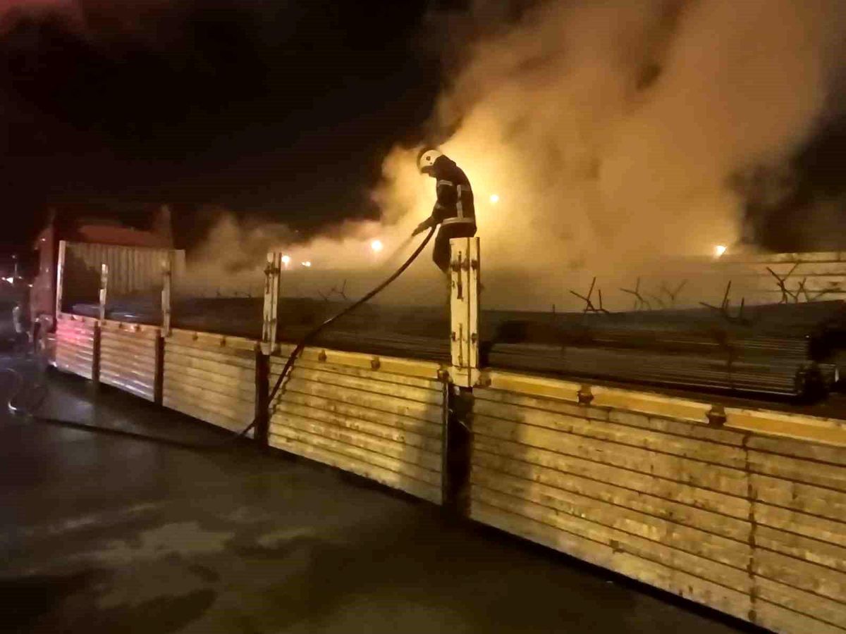 Hatay\'da seyir halindeki tırın kasasında yangın çıktı