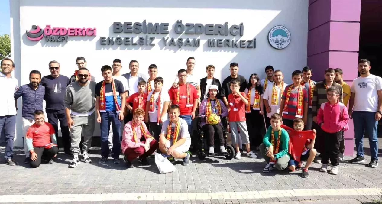 Kayseri Büyükşehir Belediyesi Besime Özderici Engelsiz Yaşam Merkezi Öğrencileri Kayseripor Futbolcularıyla Buluştu