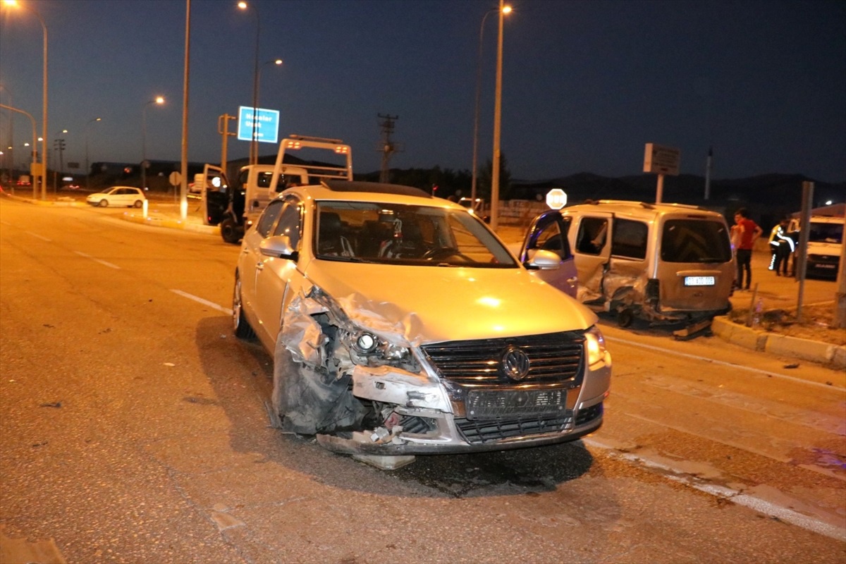 Afyonkarahisar\'da hafif ticari araç ile otomobil çarpıştı, 2 kişi yaralandı