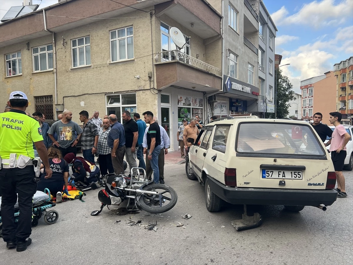 Sinop\'ta otomobille çarpışan motosikletteki 2 kişi yaralandı