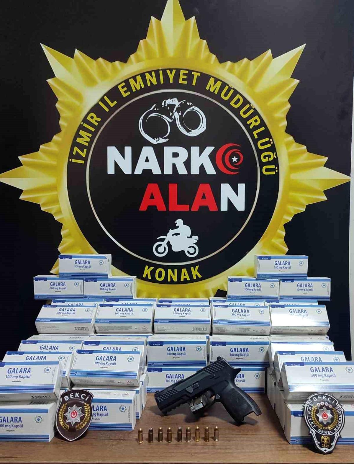 İzmir\'de durdurulan araçta tabanca ve sentetik hap ele geçirildi