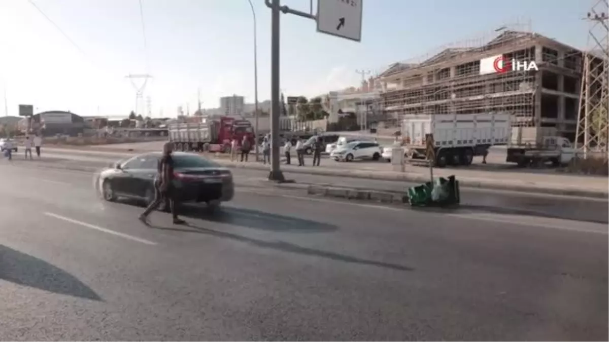 Kahramanmaraş\'ta trafik kazası sonrası yol ortasında kalan yön levhası sürücülere zor anlar yaşattı