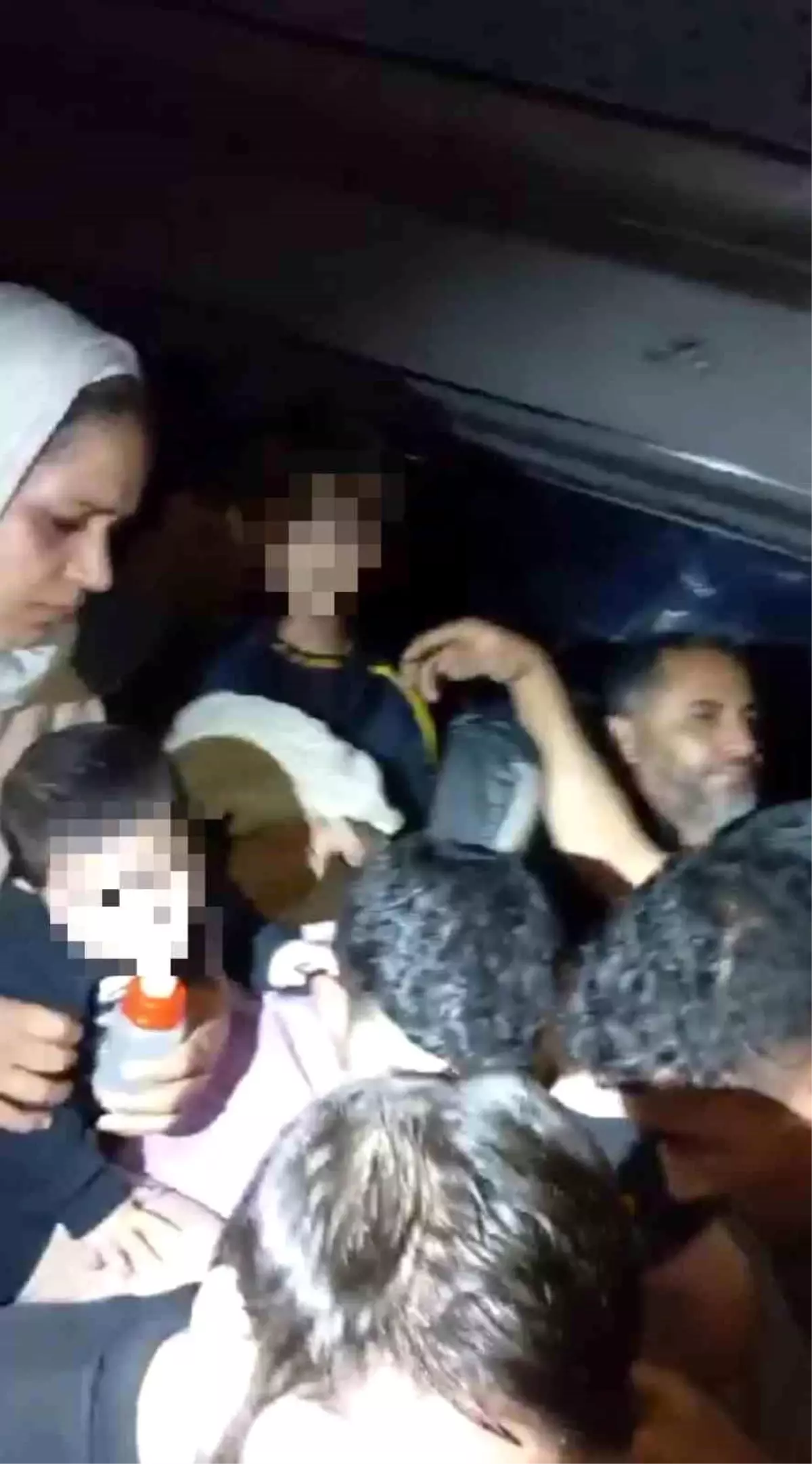 Tekirdağ\'da 28 kaçak göçmen yakalandı, araçta çocuklar arasında sigara içilmesi şoke etti