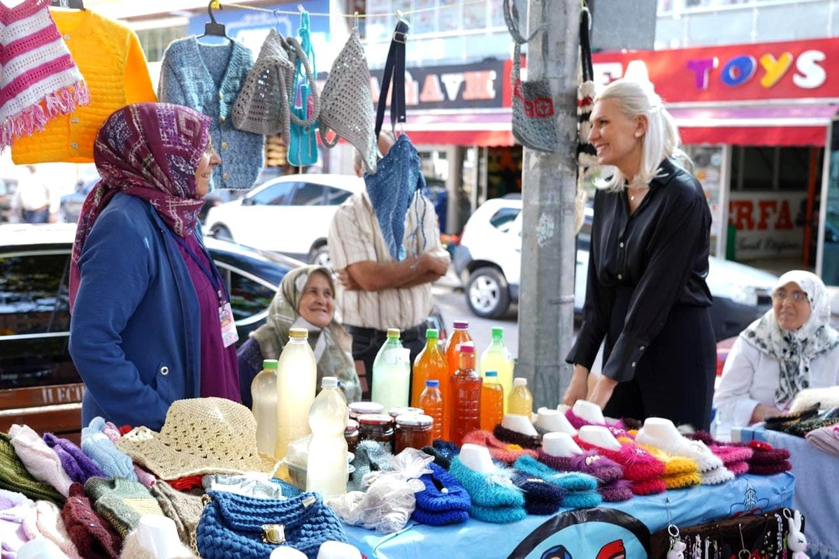 Bilecik\'te Üretici Kadınlar Pazarı\'nda Ele Emeği Ürünler Satılıyor