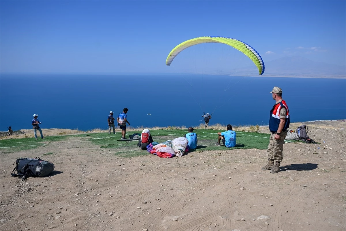 Van\'da Yamaç Paraşütü ve Paramotor Hedef Şampiyonası Devam Ediyor