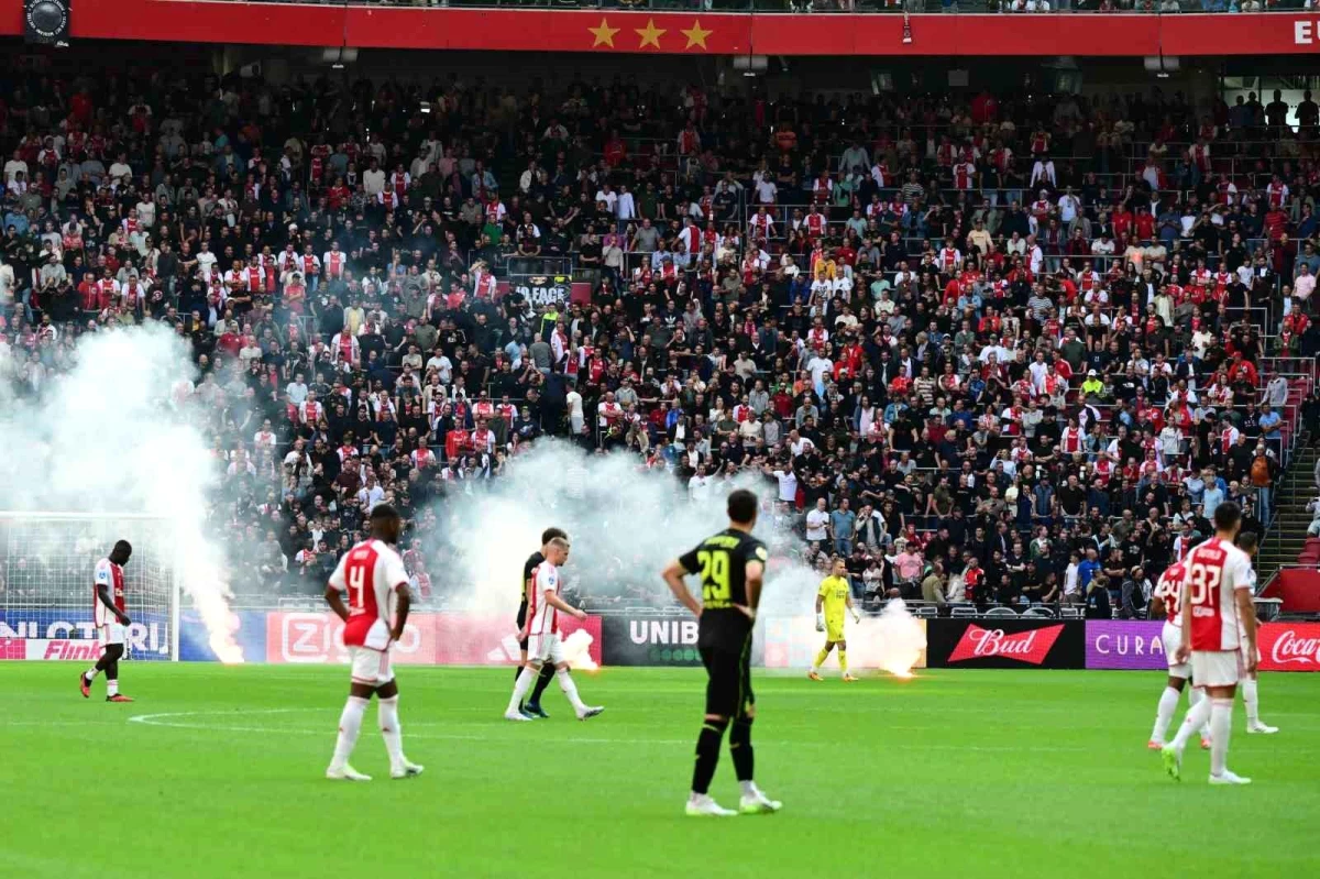 Ajax ile Feyenoord Maçı Meşaleler Nedeniyle Tatil Edildi