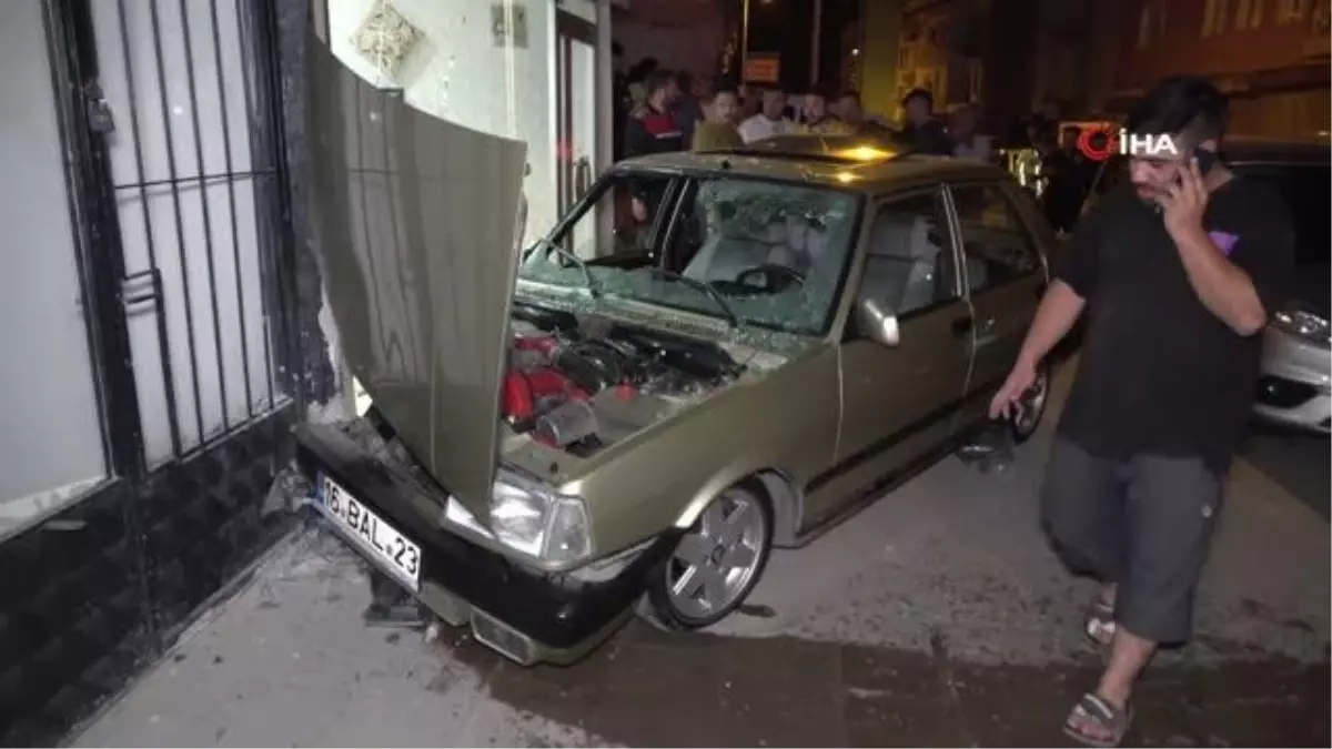 Alkollü sürücü trafikte dehşet saçtı, iş yerine çarparak durabildi: 2 yaralı