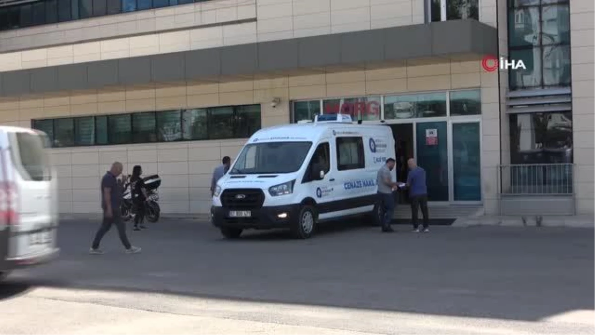 Antalya\'da otomobiller kafa kafaya çarpıştı: 1 ölü, 1 yaralı