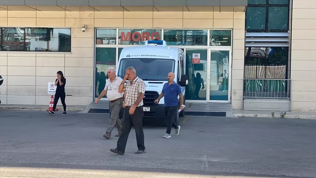 Antalya\'da iki otomobilin çarpıştığı kazada 1 kişi öldü, 1 kişi yaralandı