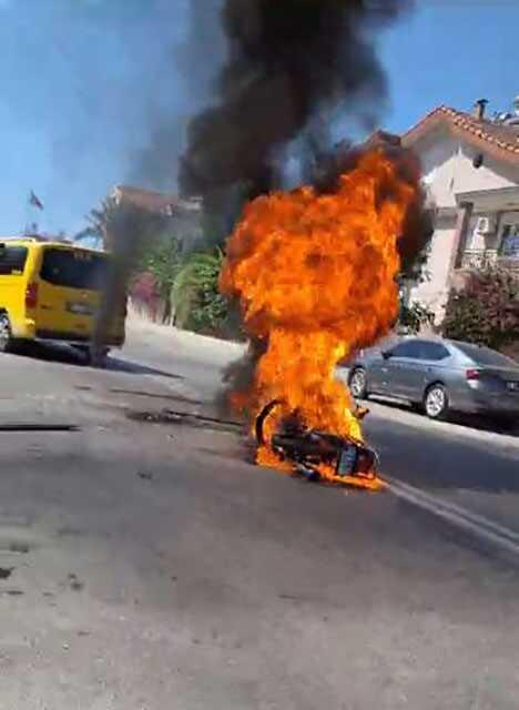 Antalya'da Ticari Taksi ile Motosiklet Kaza Yaptı