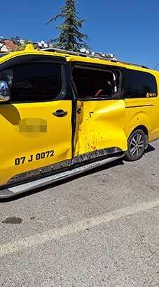 Antalya'da Ticari Taksi ile Motosiklet Kaza Yaptı