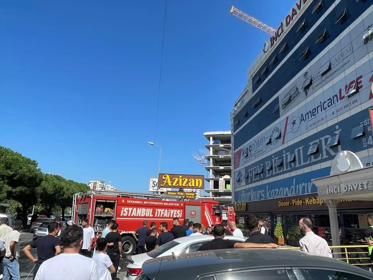 Başakşehir\'de 6 Katlı İş Merkezinde Çıkan Yangın Söndürüldü