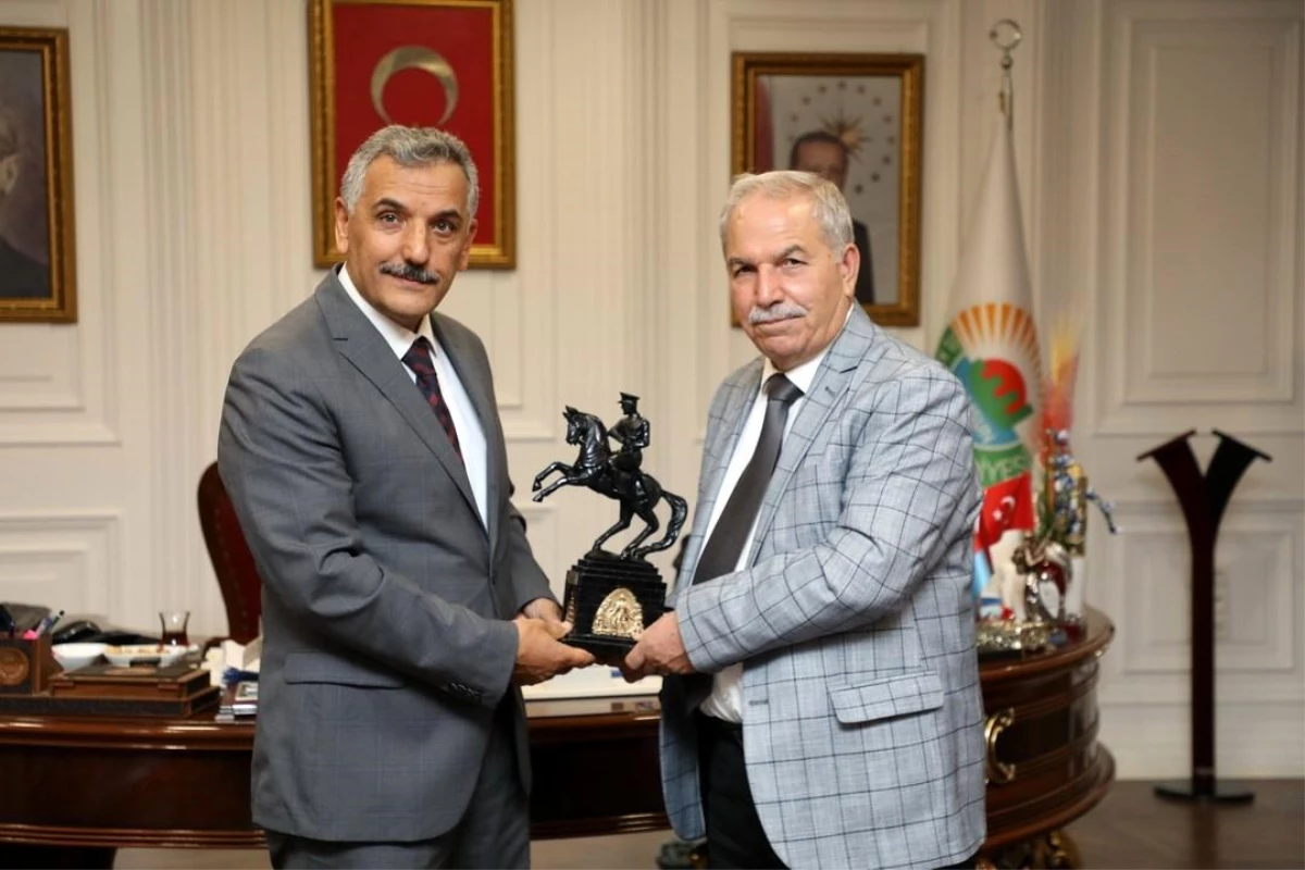 Eski Samsun Valisi Osman Kaymak, İlkadım Belediye Başkanı Necattin Demirtaş\'ı ziyaret etti