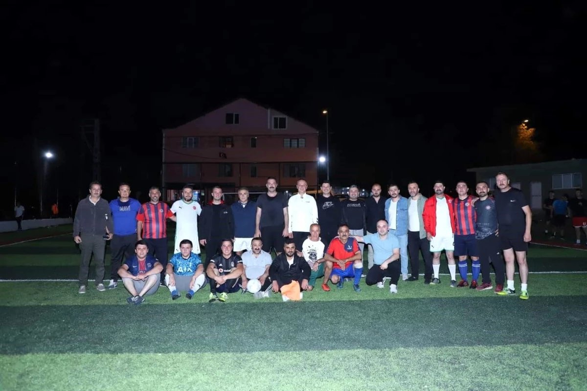 Zonguldak Belediye Başkanı ve AK Parti Teşkilatı Halı Sahada Dostluk Maçı Düzenledi