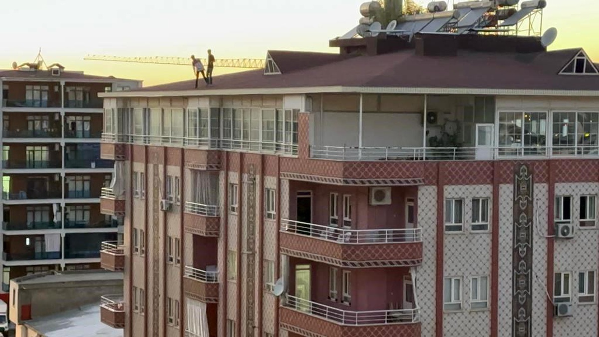 Batman\'da gençler çatıda yürekleri ağza getirdi