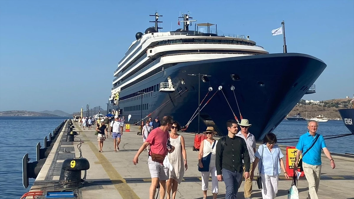 Malta bayraklı lüks yolcu gemisi Bodrum\'u ziyaret etti