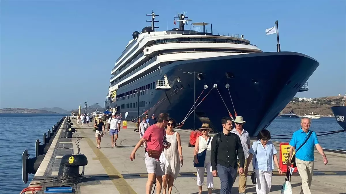 Malta bayraklı lüks yolcu gemisi Bodrum\'u ziyaret etti