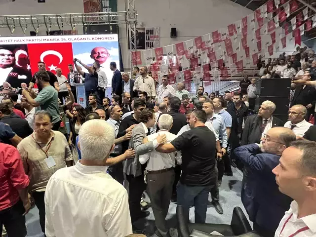 CHP'nin Manisa İl Kongresi'nde Arbede Yaşandı