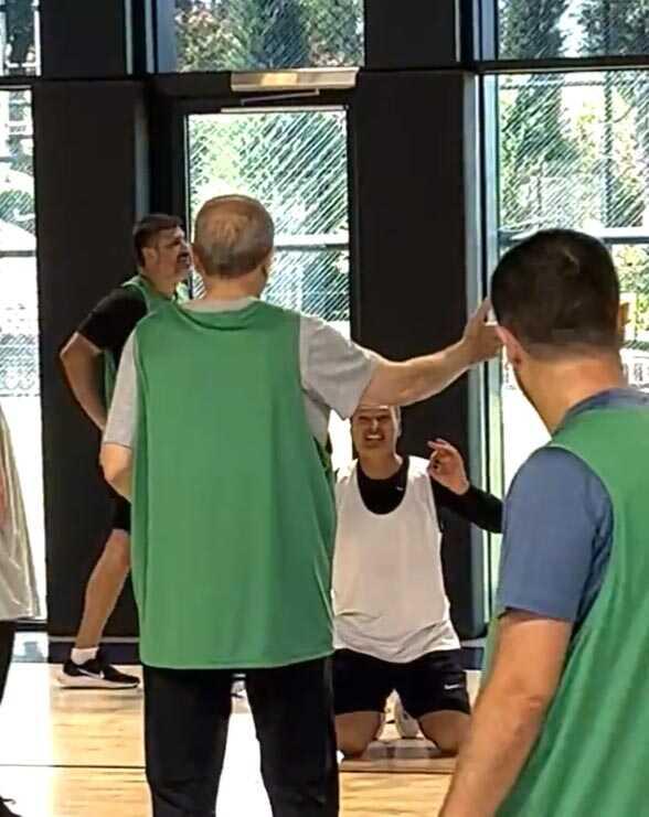 Cumhurbaşkanı Erdoğan ve ekibinin basketbol maçına, Alpay Özalan'la yaşadığı 'faul' diyalogu damga vurdu