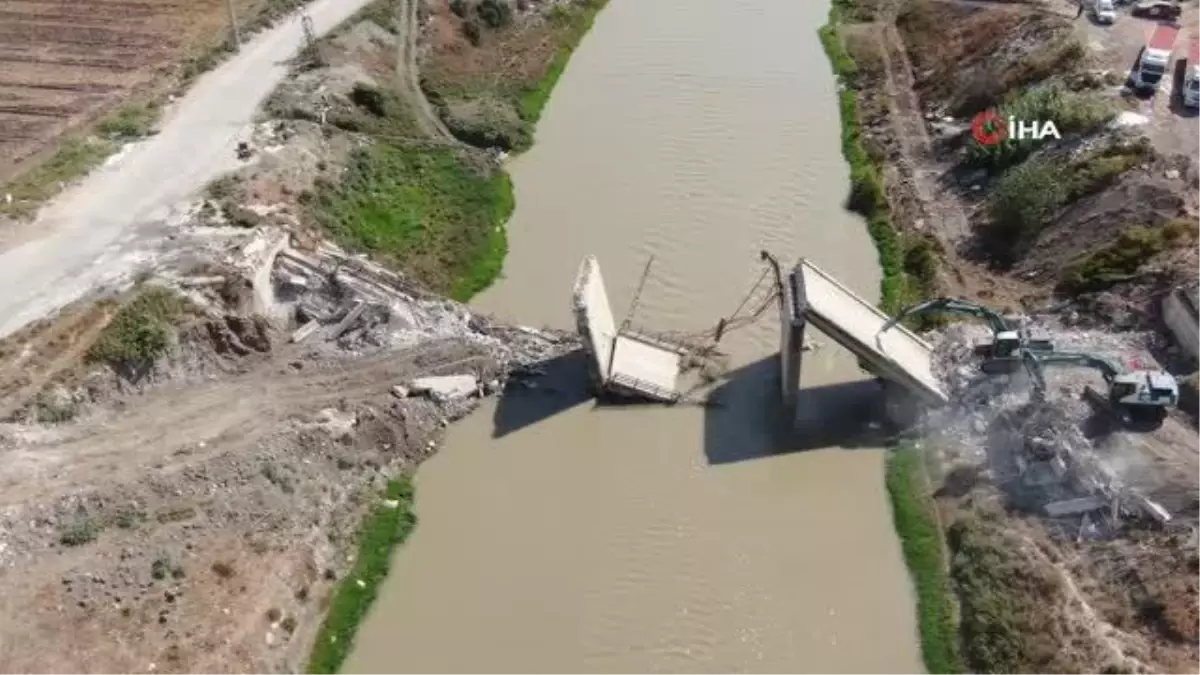 Depremin yıktığı köprüyü iş makineleri parçalamakta güçlük çekiyor