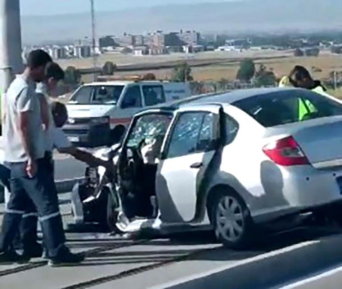 Eskişehir\'de Tramvay Yoluna Giren Araçta Büyük Maddi Hasar, 1 Yaralı