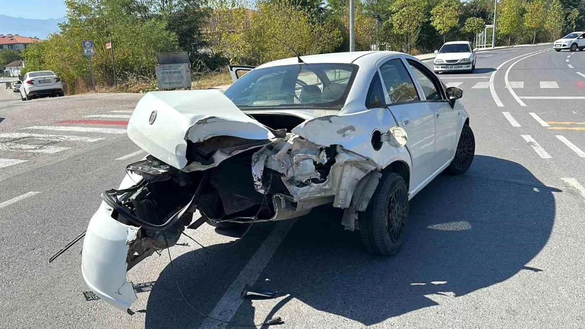 Düzce\'de Otomobil Aydınlatma Direğine Çarptı: Sürücü Yaralandı