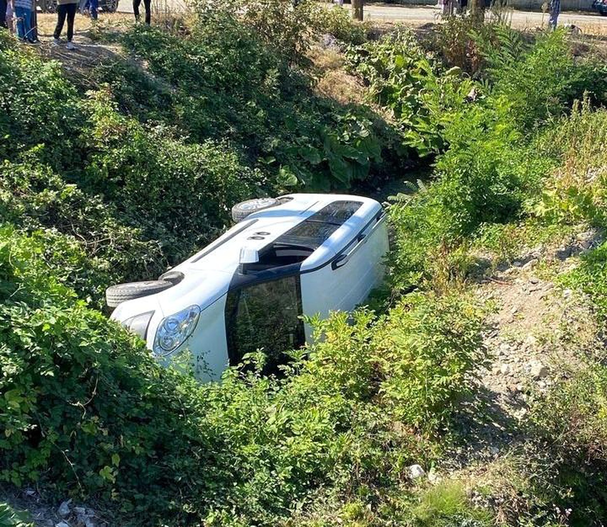 Düzce\'de park halindeki araç dereye düştü