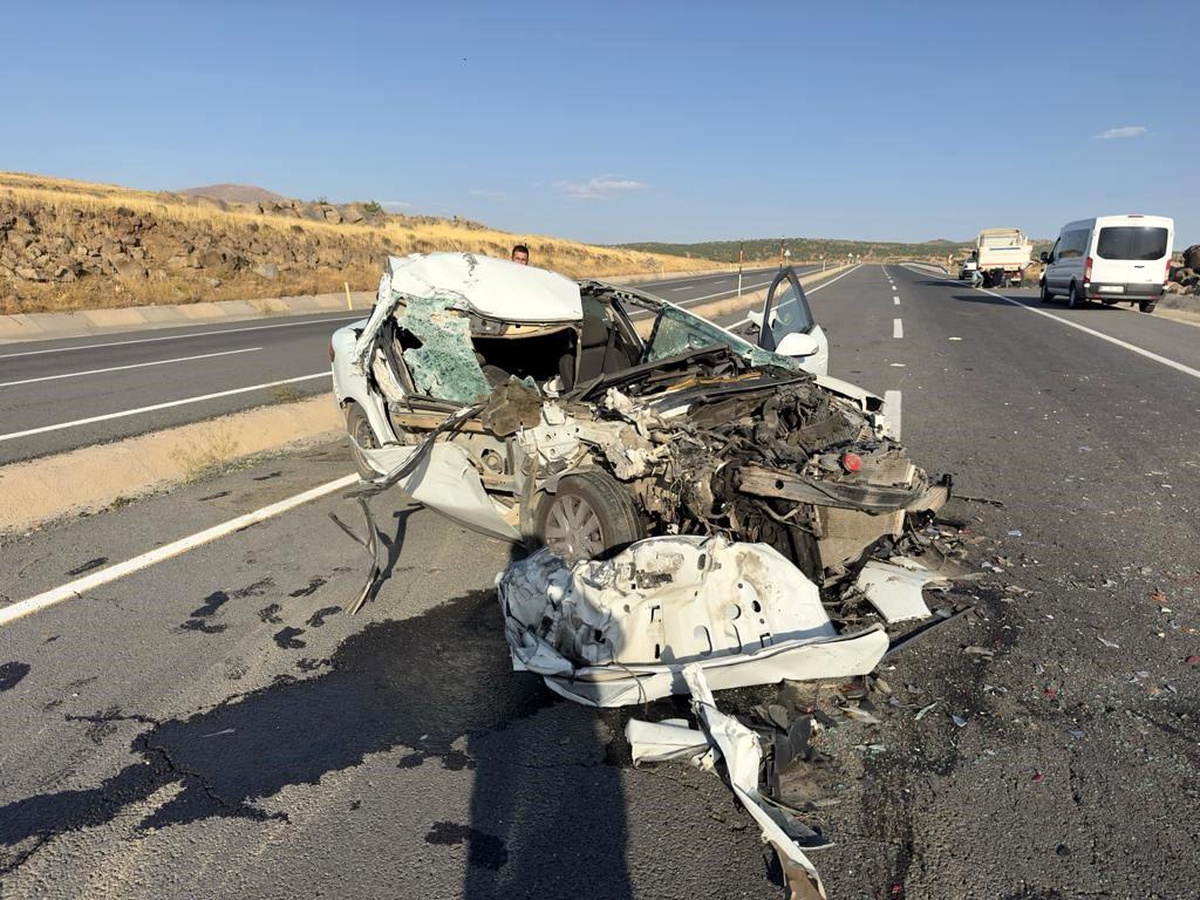 Elazığ\'da Kamyonet ile Otomobil Çarpıştı: 1 Ölü, 1 Yaralı